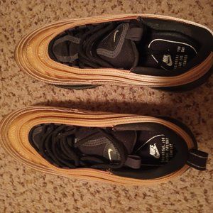 Rose gold/black Nike